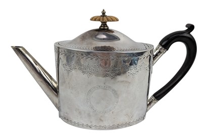 Lot 25 - 18TH CENTURY GEORGE III HALLMARKED SILVER TEAPOT / WATER POT