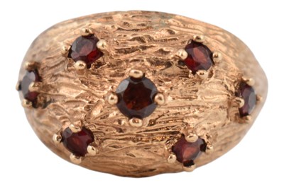 Lot 43 - 1970S 9CT GOLD & GARNET BOMBE RING