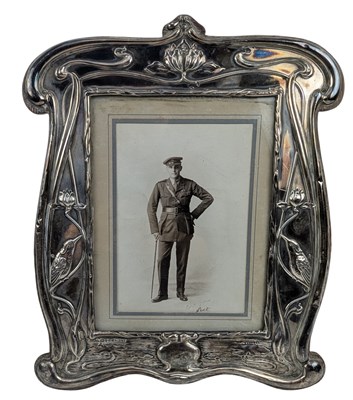 Lot 156 - EARLY 20TH CENTURY EDWARD VII HALLMARKED SILVER PHOTO FRAME