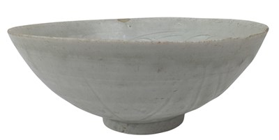 Lot 29 - SOUTHERN SONG / YUAN QINGBAI BOWL 南宋/元 青白釉刻花盌