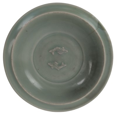 Lot 26 - CHINESE SONG LONGQUAN CELADON 'TWIN FISH' GLAZED CHARGER 宋 龙泉青釉双鱼盘
