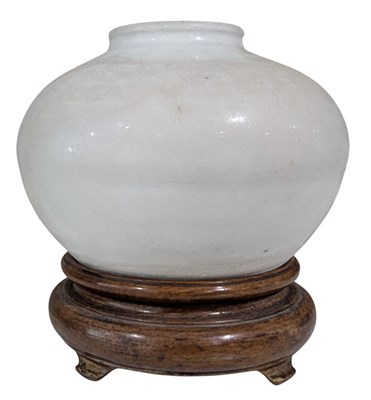 Lot 94 - MING DYNASTY WHITE GLAZED JAR 明 白釉 罐