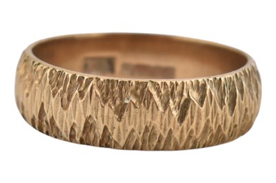 Lot 420 - HALLMARKED 9CT GOLD TEXTURED BAND RING