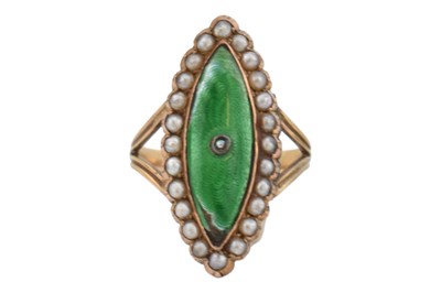 Lot 131 - EARLY 20TH CENTURY ENAMEL & PEARL NAVETTE RING