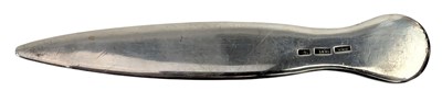 Lot 7 - 20TH CENTURY GEORGE V HALLMARKED SILVER SALVER TRAY T/W LETTER OPENER