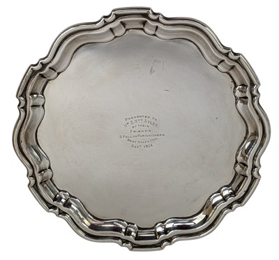 Lot 7 - 20TH CENTURY GEORGE V HALLMARKED SILVER SALVER TRAY T/W LETTER OPENER