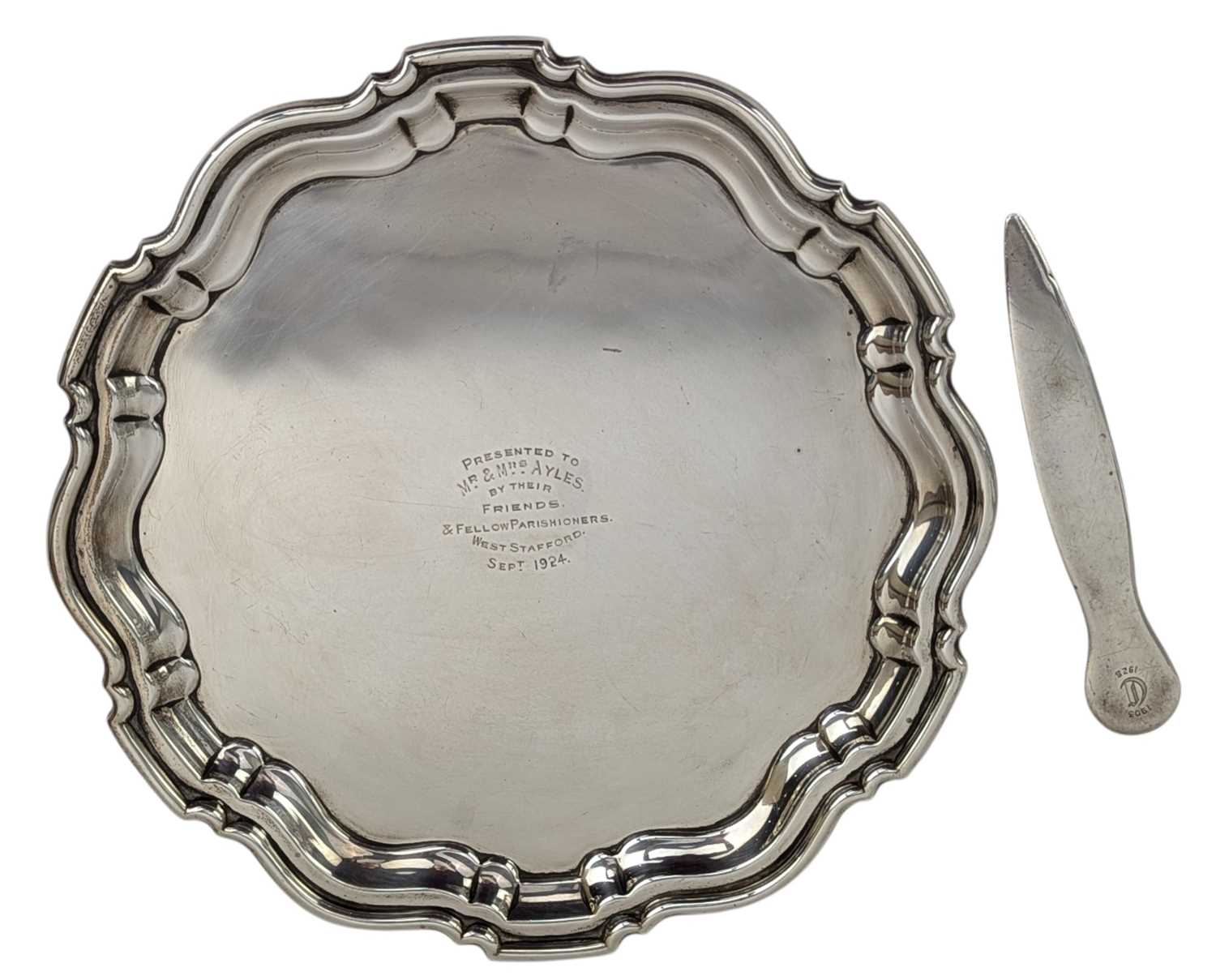 Lot 7 - 20TH CENTURY GEORGE V HALLMARKED SILVER SALVER TRAY T/W LETTER OPENER