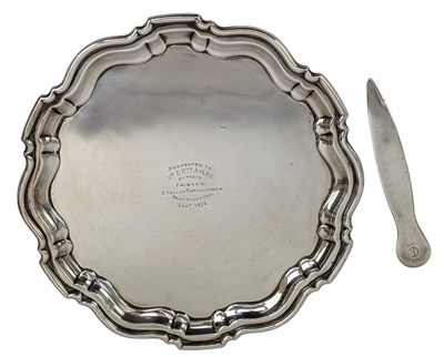 Lot 7 - 20TH CENTURY GEORGE V HALLMARKED SILVER SALVER TRAY T/W LETTER OPENER
