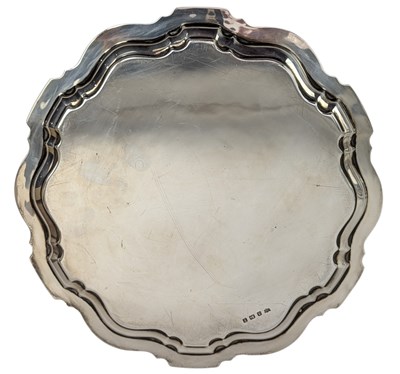 Lot 7 - 20TH CENTURY GEORGE V HALLMARKED SILVER SALVER TRAY T/W LETTER OPENER
