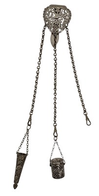 Lot 140 - A VICTORIAN SILVER PLATED CHATELAINE WITH HALLMARKED SILVER THIMBLES CASE & THIMBLE