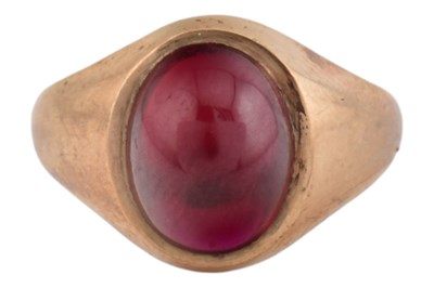 Lot 483 - HALLMARKED 9CT GOLD & SYNTHETIC RUBY CABOCHON RING