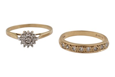 Lot 475 - HALLMARKED 9CT GOLD & DIAMOND CLUSTER RING