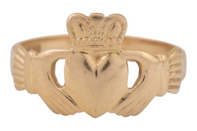 Lot 154 - 14CT GOLD CLADDAGH RING