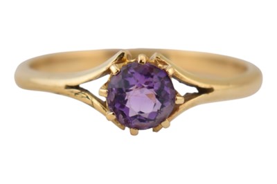Lot 125 - 18CT GOLD & AMETHYST SOLITAIRE RING
