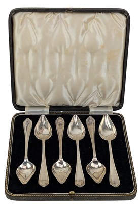 Lot 42 - CASED SET OF SIX GEORGE V HALLMARKED SILVER GRAPEFRUIT SPOONS