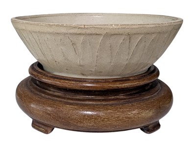 Lot 56 - MING DYNASTY FUJIAN CREAM GLAZED CERAMIC BOWL 明 白釉 盌
