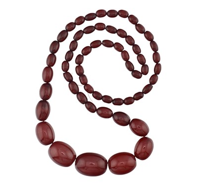 Lot 471 - EARLY 20TH CENTURY VINTAGE CHERRY AMBER BAKELITE NECKLACE