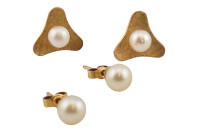 Lot 493 - TWO PAIRS OF GOLD & PEARL STUD EARRINGS