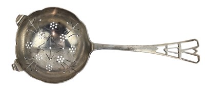 Lot 166 - 20TH CENTURY GEORGE VI HALLMARKED SILVER TEA STRAINER