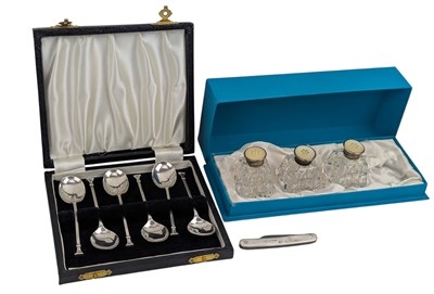 Lot 167 - VICTORIAN HALLMARKED SILVER FRUIT KNIFE & A CASED GEORGE V HALLMARKED SILVER TEASPOONS