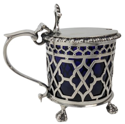 Lot 146 - GEORGE V HALLMARKED SILVER & BLUE GLASS LINED MUSTARD / CONDIMENT POT