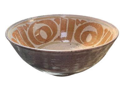 Lot 148 - JENIFER JONES (B.1940) - 20TH CENTURY STUDIO ART POTTERY BOWL