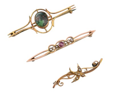 Lot 302 - THREE 9CT GOLD BROOCHES