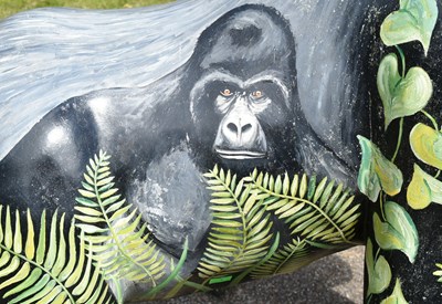 Lot 75 - FORMER BRISTOL ZOO GARDENS - WOW! GORILLAS - RAFIKI - ORIGINAL TRAIL STATUE