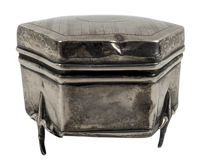 Lot 162 - 20TH GEORGE V HALLMARKED SILVER VELVET LINED JEWELLERY / TRINKET BOX