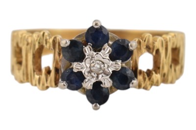 Lot 316 - A HALLMARKED 18CT GOLD SAPPHIRE & DIAMOND CLUSTER RING