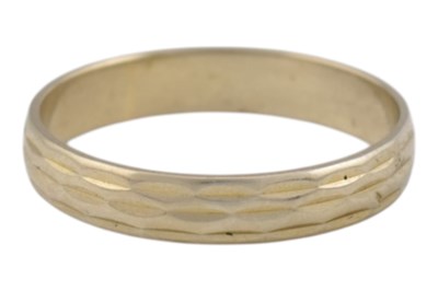 Lot 323 - 9CT WHITE GOLD BAND RING