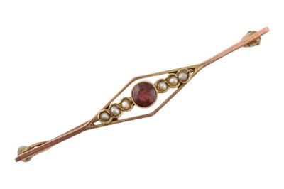 Lot 303 - A 9CT GOLD SEED PEARL & RUBY BAR BROOCH