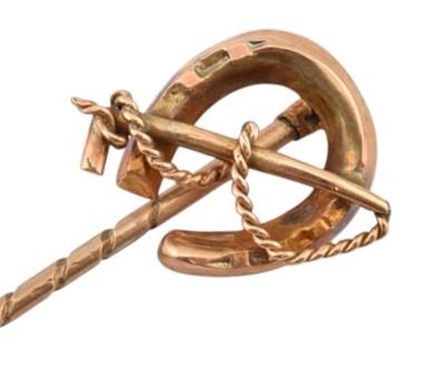 Lot 321 - HALLMARKED 9CT GOLD STICK PIN - HUNTING INTEREST