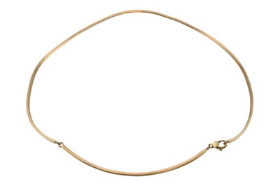 Lot 522 - A 9CT GOLD CHOKER NECKLACE