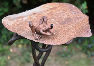 Lot 183 - FORMER BRISTOL ZOO GARDENS - SCULPTURE OF A FROG ON LILY PAD