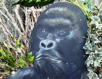 Lot 218 - FORMER BRISTOL ZOO GARDENS - WOODEN GORILLA WITH FOLIAGE DISPLAY