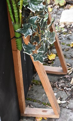 Lot 218 - FORMER BRISTOL ZOO GARDENS - WOODEN GORILLA WITH FOLIAGE DISPLAY