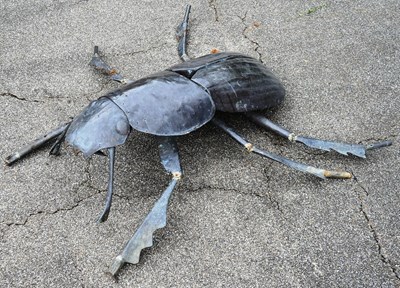 Lot 225 - FORMER BRISTOL ZOO GARDENS - BRONZE DUNG BEETLE SCLUPTURE FROM BUG WORLD
