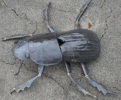 Lot 225 - FORMER BRISTOL ZOO GARDENS - BRONZE DUNG BEETLE SCLUPTURE FROM BUG WORLD