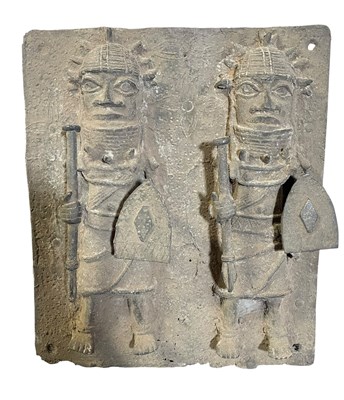 Lot 91 - BENIN PEOPLE, NIGERIA BRONZE PLAQUE WITH TWO OBA WARRIORS HOLDING WEAPONS