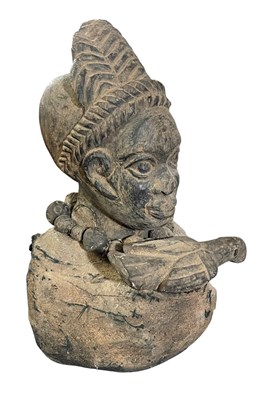 Lot 112 - GHANIAN CARVED WOOD BUST OF FEMALE FIGURE WITH BIRD AND NECKLACE