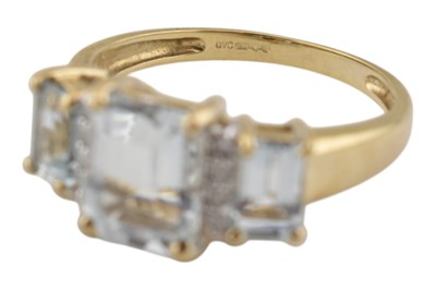 Lot 58 - HALLMARKED 9CT GOLD AQUAMARINE & DIAMOND RING