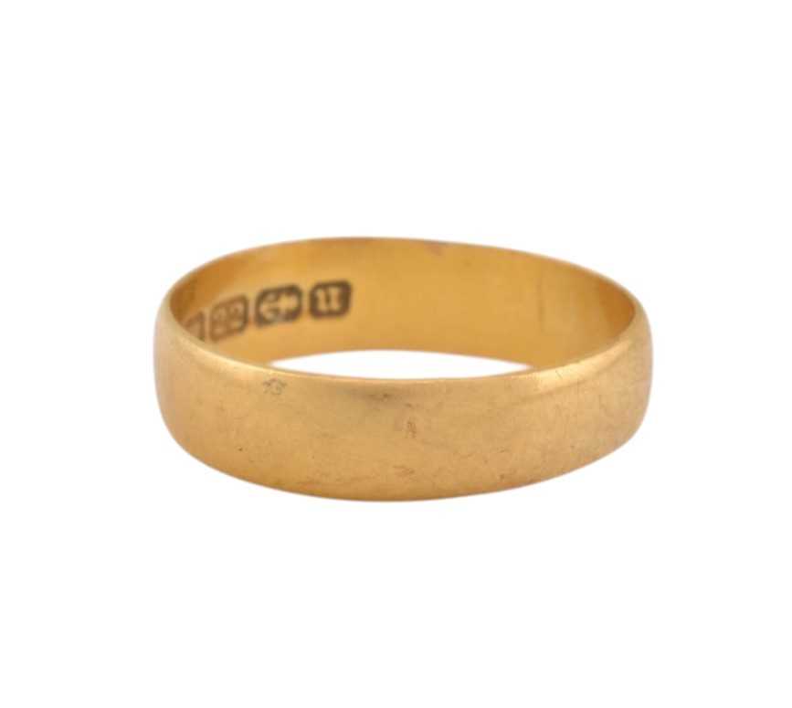 Lot 82 - VICTORIAN HALLMARKED 22CT GOLD BAND RING