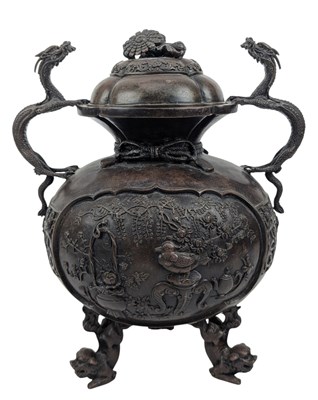Lot 89 - 19TH CENTURY CHINESE BRONZE LIDDED CENSER 十九世纪 乾隆款 铜香炉