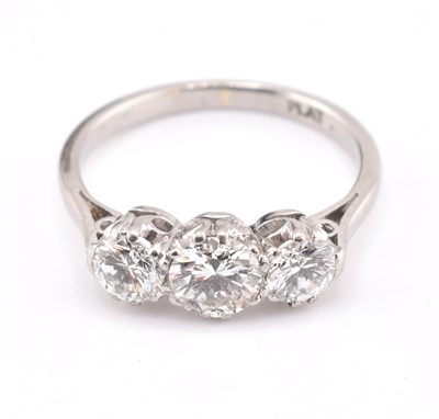 Lot 326 - PLATINUM & DIAMOND THREE STONE RING