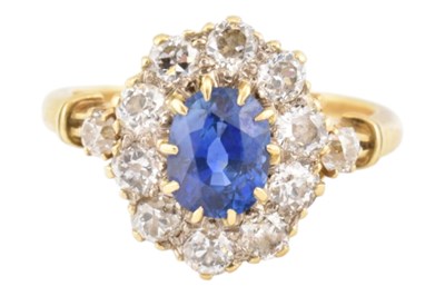 Lot 347 - HALLMARKED 18CT GOLD & SAPPHIRE CLUSTER RING