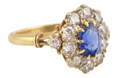 Lot 347 - HALLMARKED 18CT GOLD & SAPPHIRE CLUSTER RING