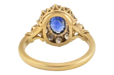 Lot 347 - HALLMARKED 18CT GOLD & SAPPHIRE CLUSTER RING