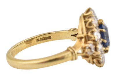 Lot 347 - HALLMARKED 18CT GOLD & SAPPHIRE CLUSTER RING