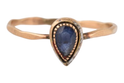 Lot 392 - 19TH CENTURY GOLD & SAPPHIRE RING